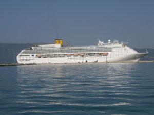 Corfù, 15 novembre 2010 La nave Costa Victoria nel porto dell'isola greca.