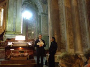 Napoli, 17 novembre 2010 Cattedrale, i Maestri Manganelli e don Brunelli in attesa dei coristi.