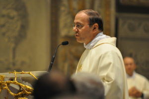 Savona, 18 novembre 2010 Cattedrale, il Presidente Mons. Cola saluta e ringrazia i partecipanti alla Crociera al termine della S. Messa.