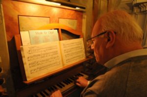 Il prof. Stucchi all'organo Pirchner (26 luglio).