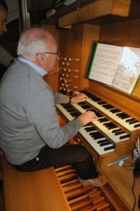 Il prof. Stucchi all'organo Walcker della Jesuitenkirche (27 luglio).